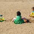 江边沙滩上玩沙的小姐妹[16P]