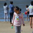 江边沙滩玩耍的小女孩6