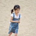 江边沙滩玩耍的小女孩8